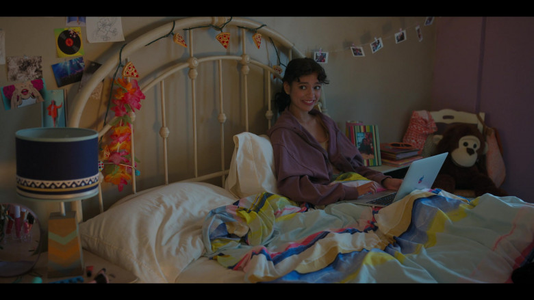 Apple MacBook Laptop Used by Bryana Salaz as Ines in Freeridge S01E05 Edward Claw Hands (1)