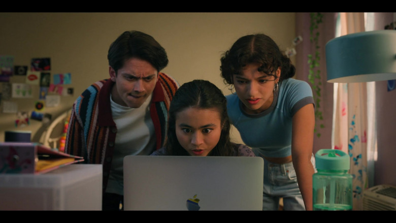 Apple MacBook Laptop Used by Ciara Riley Wilson as Demi, Bryana Salaz as Ines & Tenzing Norgay Trainor as Cameron in Freeridge S01E08 Thanksgiving (2023)
