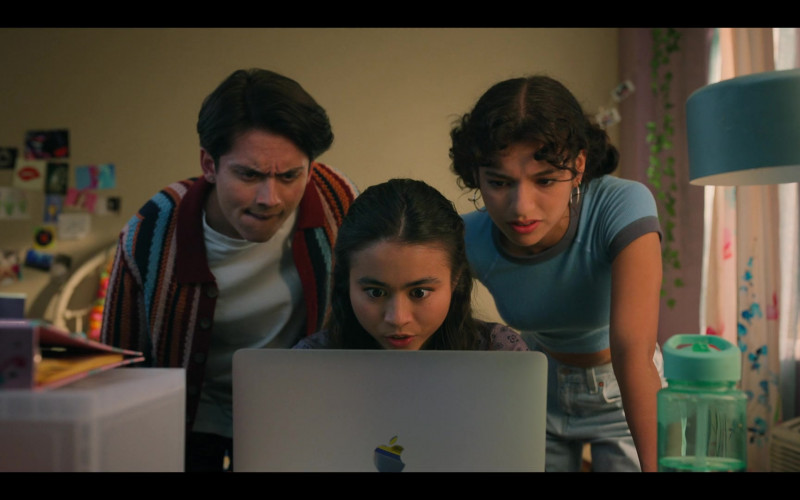 Apple MacBook Laptop Used by Ciara Riley Wilson as Demi, Bryana Salaz as Ines & Tenzing Norgay Trainor as Cameron in Freeridge S01E08 Thanksgiving (2023)