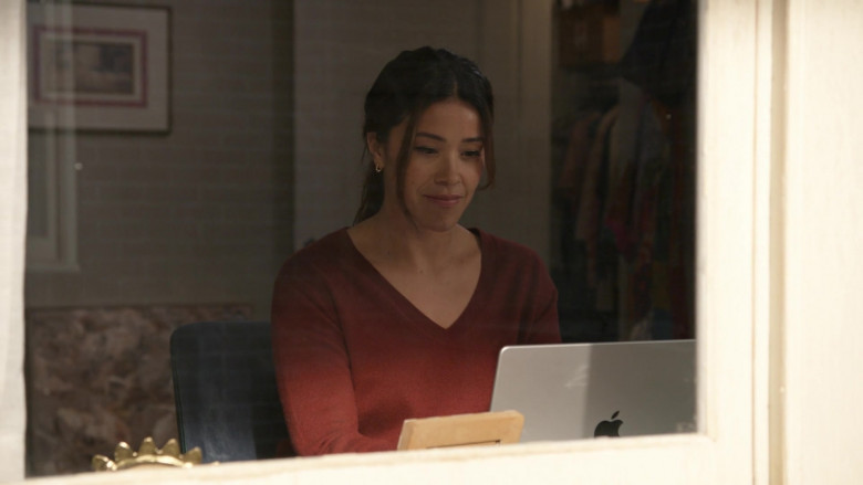 Apple MacBook Laptop Used by Gina Rodriguez as Nell Serrano in Not Dead Yet S01E01 Pilot (1)
