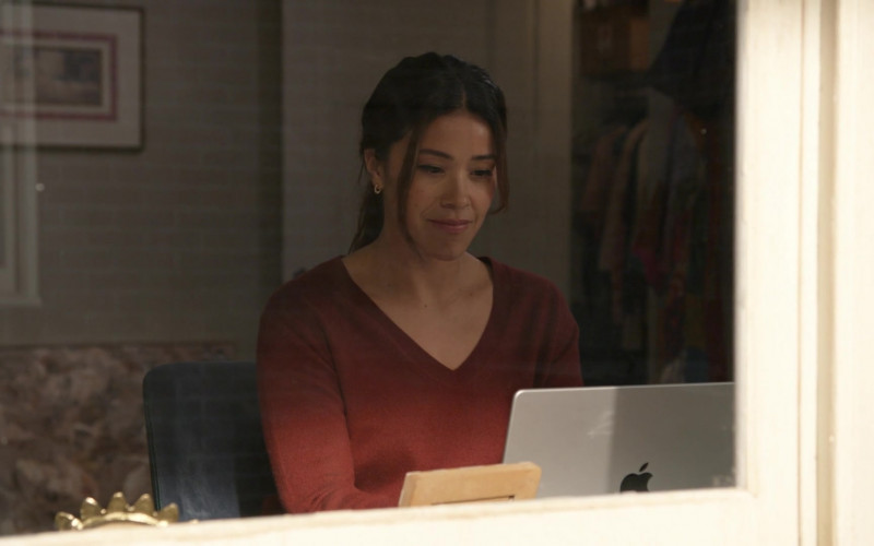 Apple MacBook Laptop Used by Gina Rodriguez as Nell Serrano in Not Dead Yet S01E01 Pilot (1)