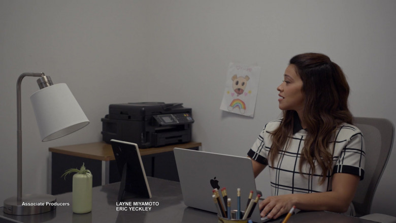 Apple MacBook Laptop Used by Gina Rodriguez as Nell Serrano in Not Dead Yet S01E01 Pilot (2)