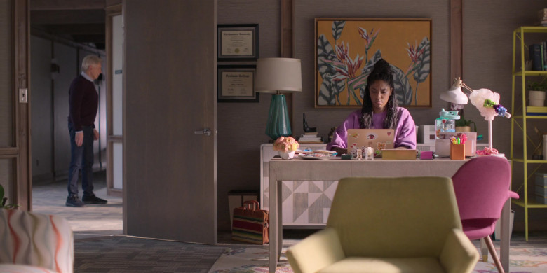 Apple MacBook Laptop Used by Jessica Williams as Gaby in Shrinking S01E05 Woof (1)