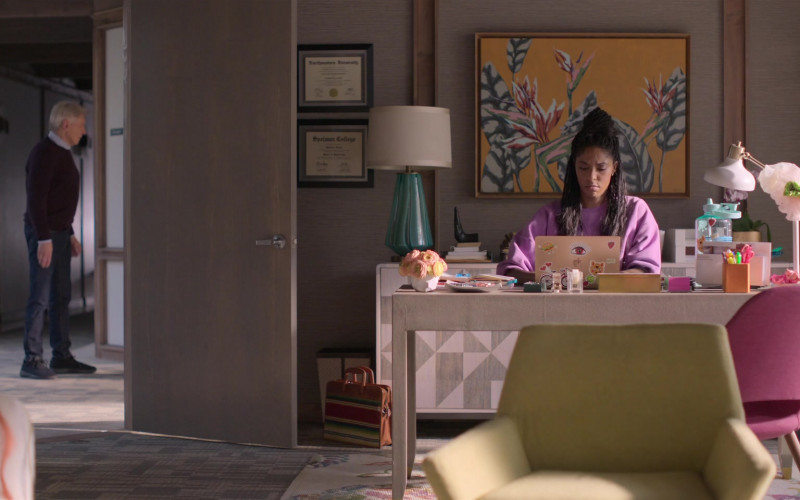 Apple MacBook Laptop Used by Jessica Williams as Gaby in Shrinking S01E05 Woof (1)
