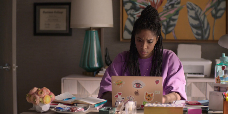 Apple MacBook Laptop Used by Jessica Williams as Gaby in Shrinking S01E05 Woof (2)