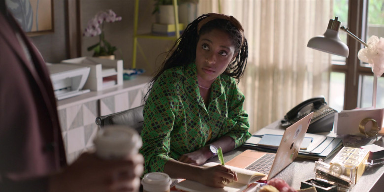 Apple MacBook Laptop Used by Jessica Williams as Gaby in Shrinking S01E05 Woof (4)