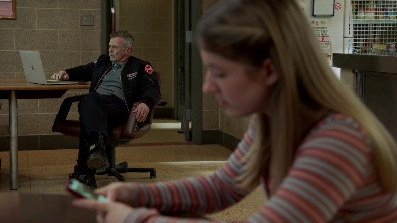 Apple MacBook Laptop in Chicago Fire S11E13 The Man of the Moment (1)