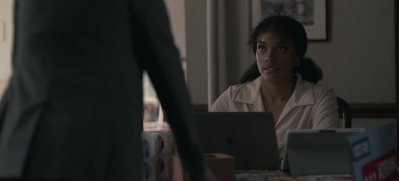 Apple MacBook Laptop in Dear Edward S01E04 Chrysalis (2023)