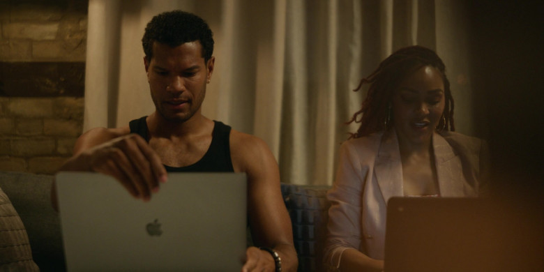 Apple MacBook Laptop in Harlem S02E06 Out of the Deadpan and into the Fire (2023)