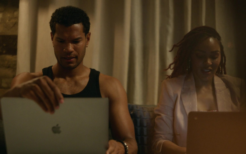 Apple MacBook Laptop in Harlem S02E06 Out of the Deadpan and into the Fire (2023)