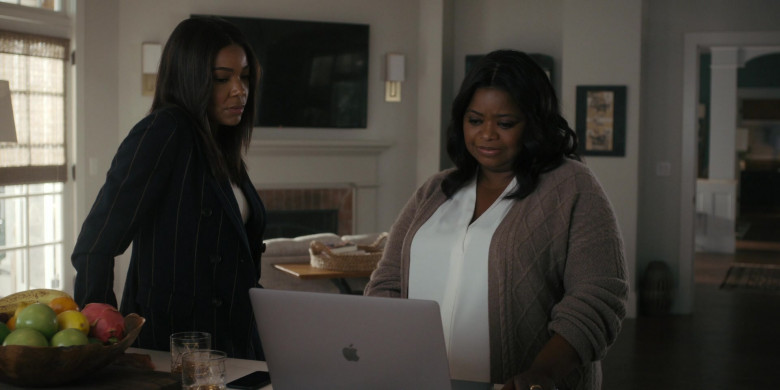 Apple MacBook Laptop in Truth Be Told S03E04 Never Take Your Eyes Off Her (1)