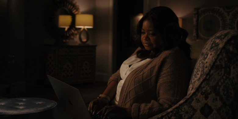 Apple MacBook Laptop in Truth Be Told S03E04 Never Take Your Eyes Off Her (2)