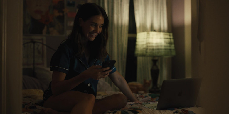 Apple MacBook Laptop of Alison Brie as Ally in Somebody I Used to Know 2023 Movie (2)