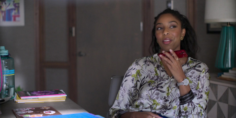 Apple MacBook Laptop of Jessica Williams as Gaby in Shrinking S01E06 Imposter Syndrome (2023)