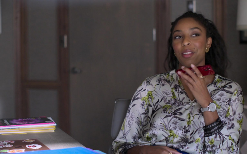 Apple MacBook Laptop of Jessica Williams as Gaby in Shrinking S01E06 Imposter Syndrome (2023)