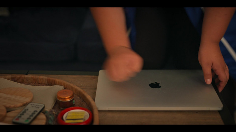 Apple MacBook Laptop of Keyla Monterroso Mejia as Gloria in Freeridge S01E06 Revenge (1)