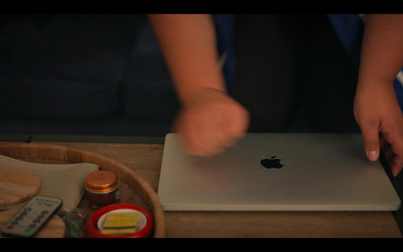 Apple MacBook Laptop of Keyla Monterroso Mejia as Gloria in Freeridge S01E06 Revenge (1)