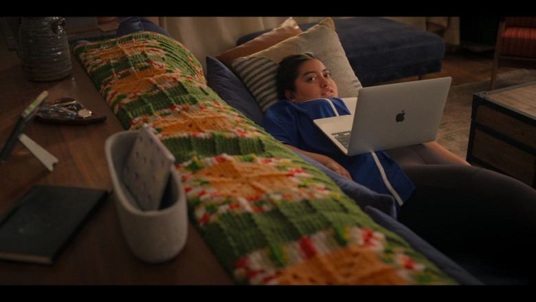 Apple MacBook Laptop of Keyla Monterroso Mejia as Gloria in Freeridge S01E06 Revenge (2)