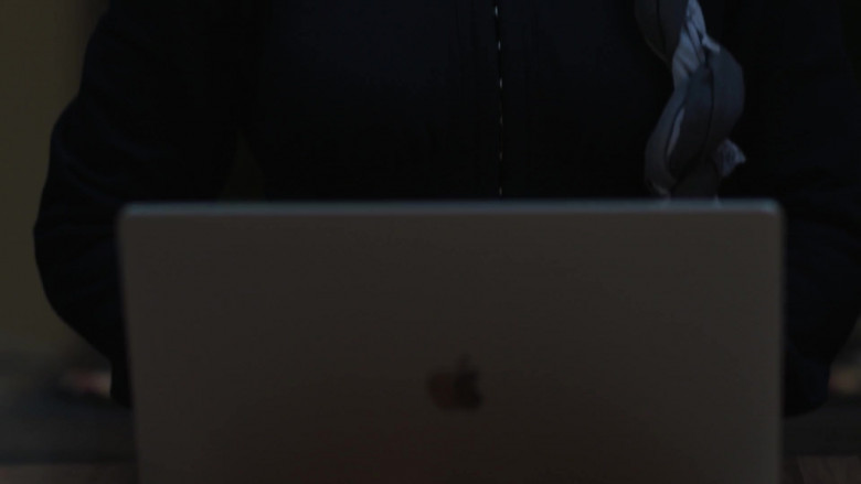 Apple MacBook Laptops in 9-1-1 Lone Star S04E05 Human Resources (4)