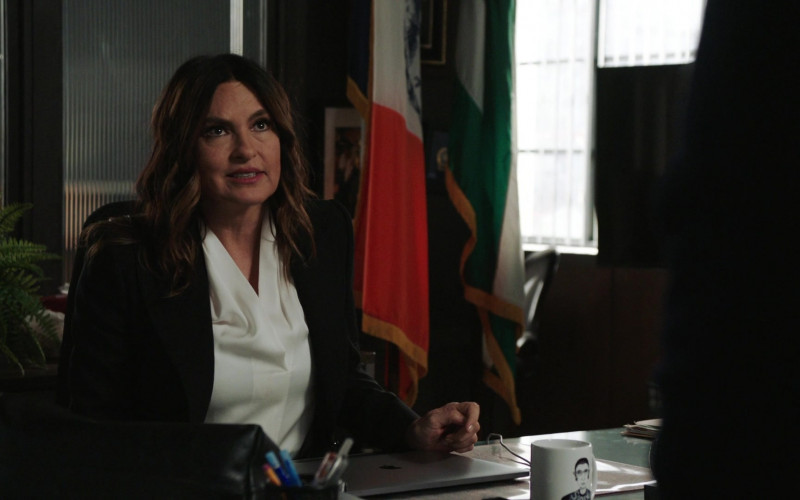 Apple MacBook Laptops in Law & Order Special Victims Unit S24E13 Intersection (1)