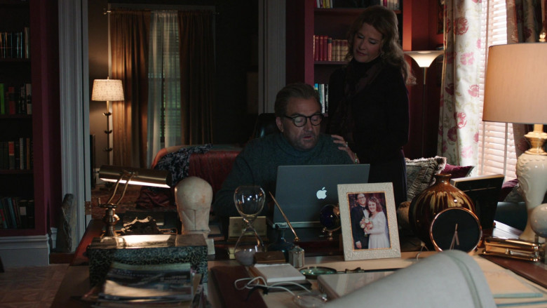 Apple MacBook Laptops in Law & Order Special Victims Unit S24E15 King of the Moon (2)