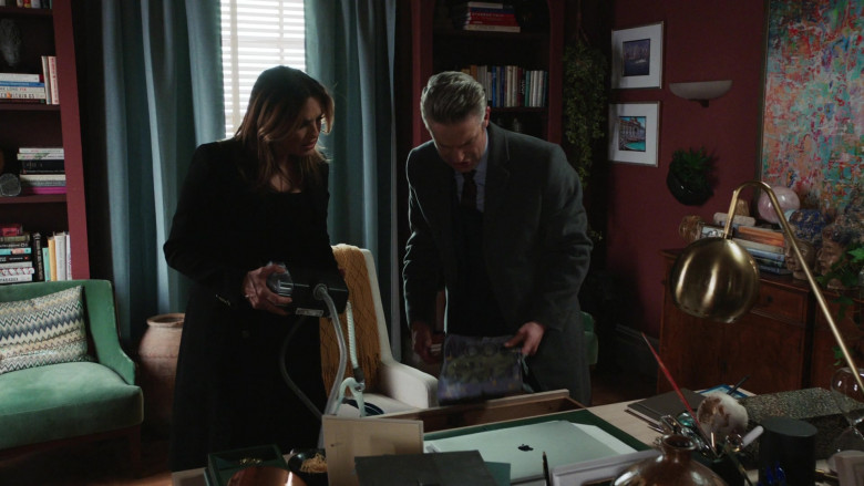 Apple MacBook Laptops in Law & Order Special Victims Unit S24E15 King of the Moon (4)