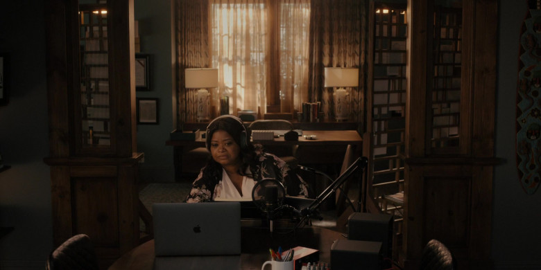Apple MacBook Pro Laptop Computer Used by Octavia Spencer in Truth Be Told S03E03 Here She Shall See No Enemy (2)