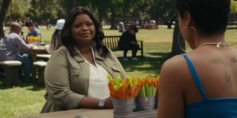 Apple Watch of Octavia Spencer in Truth Be Told S03E03 Here She Shall See No Enemy (3)