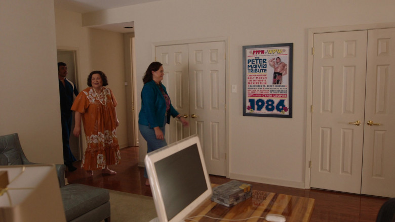 Apple iMac Computer in Young Rock S03E13 False Ceilings (2023)