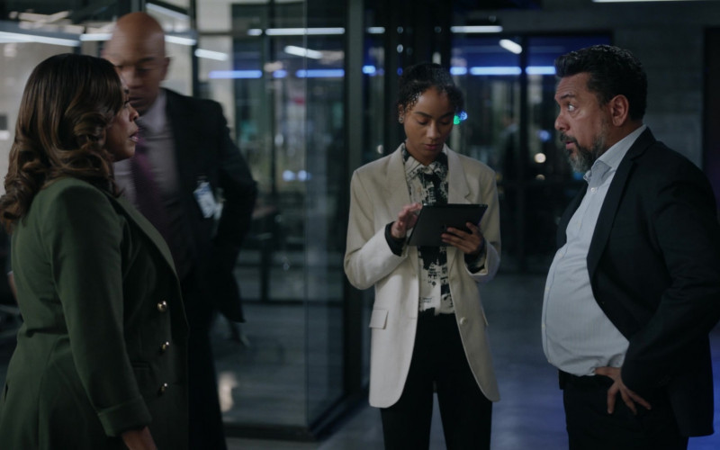 Apple iPad Tablets in The Rookie Feds S01E14 The Offer (2)