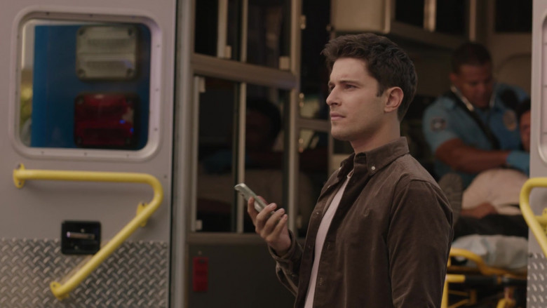 Apple iPhone Smartphone in 9-1-1 Lone Star S04E04 Abandoned (2)