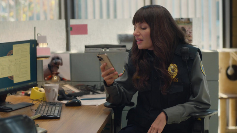 Apple iPhone Smartphone in Animal Control S01E02 Rabbits and Pythons (2023)