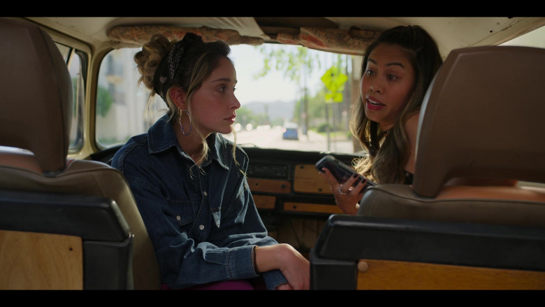 Apple iPhone Smartphone of Ashley Argota Torres as Davina in Freeridge S01E07 Karmic Coincidence (3)
