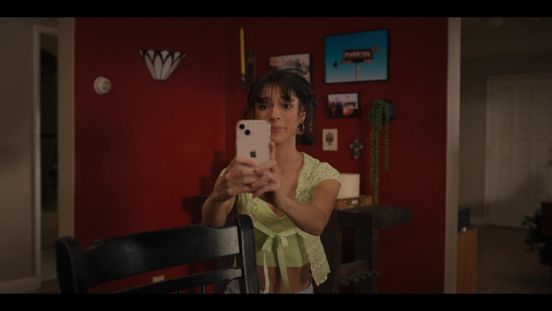 Apple iPhone Smartphone of Bryana Salaz as Ines in Freeridge S01E02 Cake (2023)