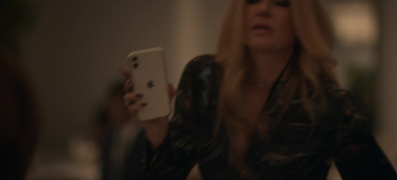 Apple iPhone Smartphone of Connie Britton as Dee Dee in Dear Edward S01E01 Pilot (2023)