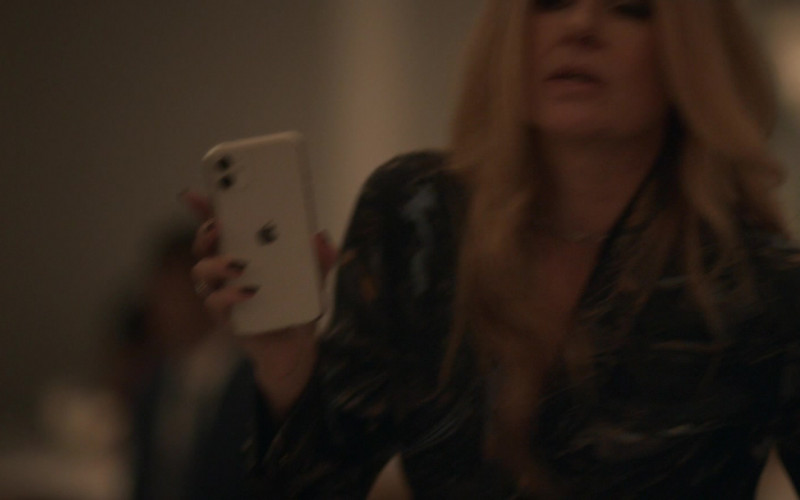 Apple iPhone Smartphone of Connie Britton as Dee Dee in Dear Edward S01E01 Pilot (2023)