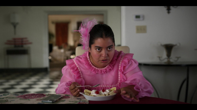 Apple iPhone Smartphone of Keyla Monterroso Mejia as Gloria in Freeridge S01E07 Karmic Coincidence (1)