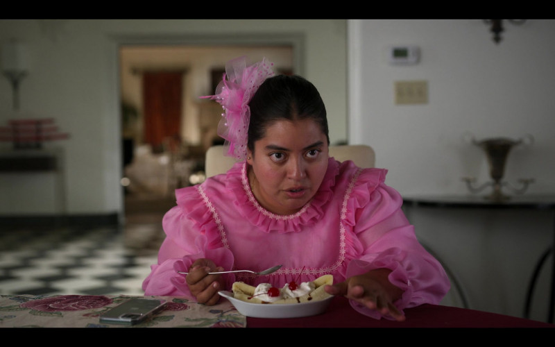Apple iPhone Smartphone of Keyla Monterroso Mejia as Gloria in Freeridge S01E07 Karmic Coincidence (1)