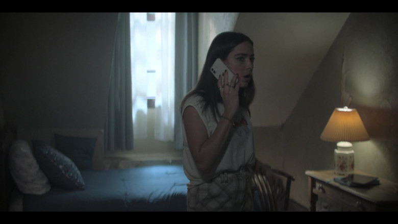Apple iPhone Smartphone of Mariel Molino as Elena Santos in The Watchful Eye S01E06 Save New York (1)