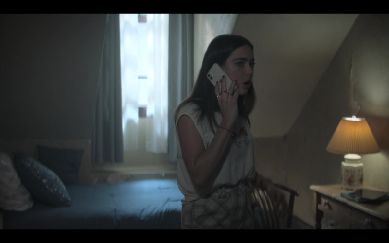 Apple iPhone Smartphone of Mariel Molino as Elena Santos in The Watchful Eye S01E06 Save New York (1)