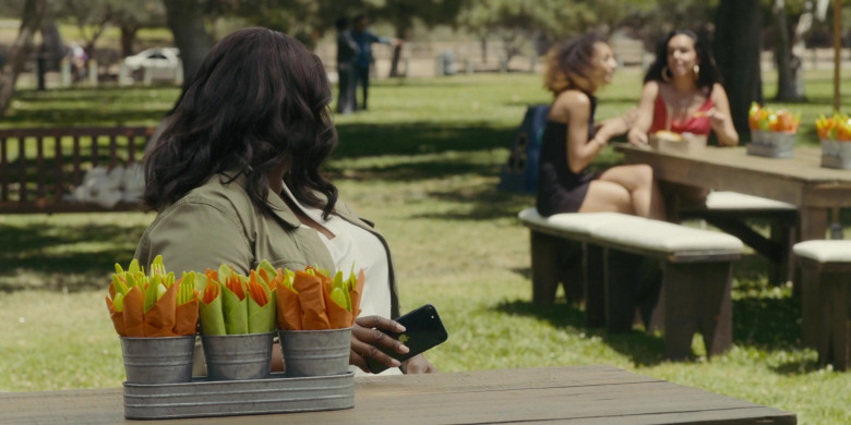Apple iPhone Smartphone of Octavia Spencer in Truth Be Told S03E03 Here She Shall See No Enemy (2023)