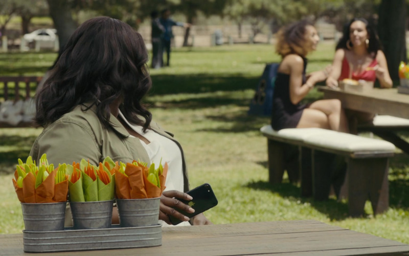 Apple iPhone Smartphone of Octavia Spencer in Truth Be Told S03E03 Here She Shall See No Enemy (2023)