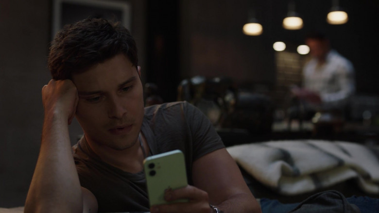 Apple iPhone Smartphone of Ronen Rubinstein as Tyler Kennedy ‘T.K.' Strand in 9-1-1 Lone Star S04E02 The New Hot Mess (2023)