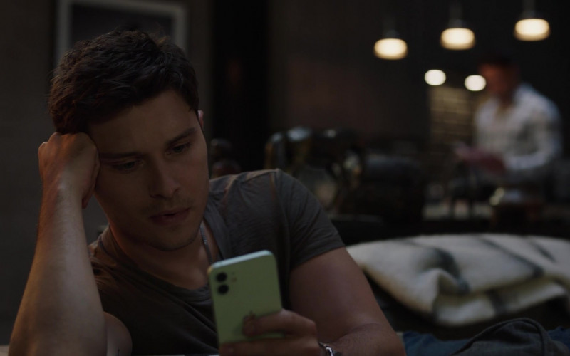 Apple iPhone Smartphone of Ronen Rubinstein as Tyler Kennedy ‘T.K.' Strand in 9-1-1 Lone Star S04E02 The New Hot Mess (2023)
