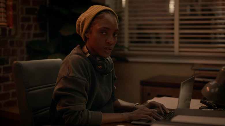 Beats Headphones of Iantha Richardson as Faith Mitchell in Will Trent S01E05 The Look Out (2023)