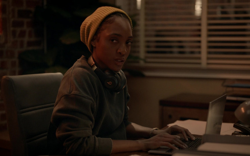 Beats Headphones of Iantha Richardson as Faith Mitchell in Will Trent S01E05 The Look Out (2023)