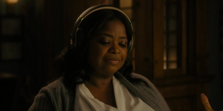 Beats Headphones of Octavia Spencer as Poppy Parnell in Truth Be Told S03E06 From My Hand the Poisoned Apple (2023)