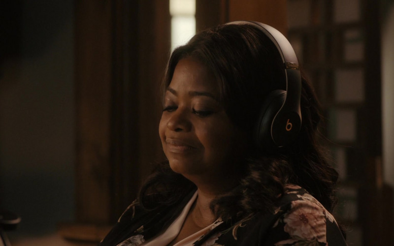 Beats Headphones of Octavia Spencer in Truth Be Told S03E03 Here She Shall See No Enemy (2023)