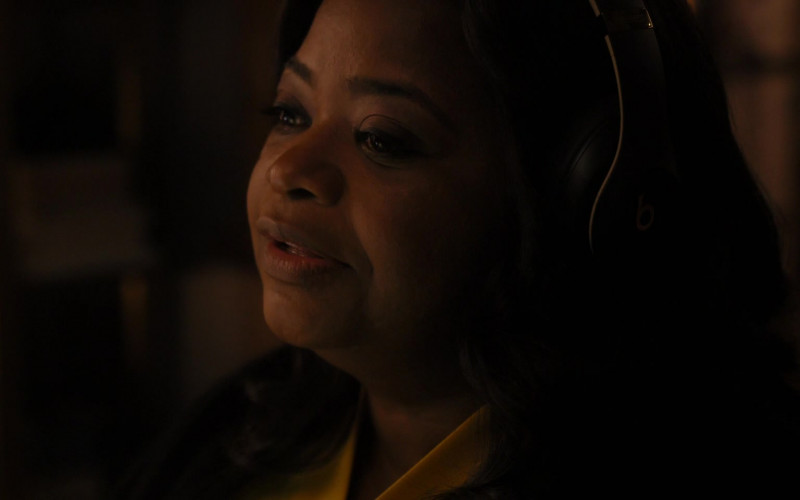 Beats Headphones of Octavia Spencer in Truth Be Told S03E05 Freedom Is Never Given; It Is Won (2023)