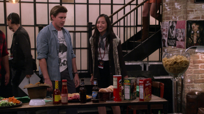 Blue Moon Beer, Pringles Potato Chips, Kellogg's Club Crackers and Cheez-It Puff'd Double Cheese Snacks in How I Met Your Father S02E05 Ride or Die (2023)